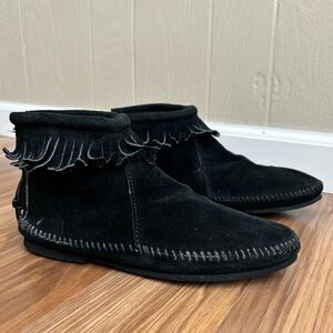 Minnetonka Leather Moccasins 289 Women's Hardsole Ankle Boot Black Suede Fringe